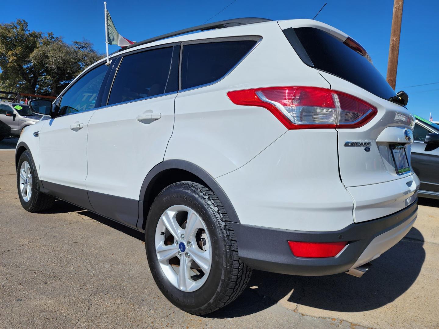 2015 WHITE Ford Escape SE (1FMCU9GX4FU) with an 1.6L L4 DOHC 16V engine, 6-Speed Automatic transmission, located at 2660 S.Garland Avenue, Garland, TX, 75041, (469) 298-3118, 32.885551, -96.655602 - Welcome to DallasAutos4Less, one of the Premier BUY HERE PAY HERE Dealers in the North Dallas Area. We specialize in financing to people with NO CREDIT or BAD CREDIT. We need proof of income, proof of residence, and a ID. Come buy your new car from us today!! This is a Super Clean 2015 FORD ESCAP - Photo#5